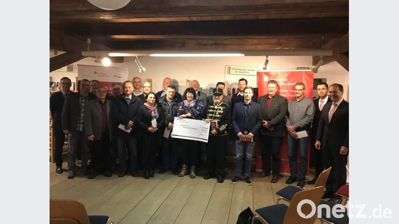 Die Empfänger der Spenden der Sparkasse Oberpfalz Nord nach der Übergabe der Einzelbeträge in der Stadtbücherei. Bild: exb
