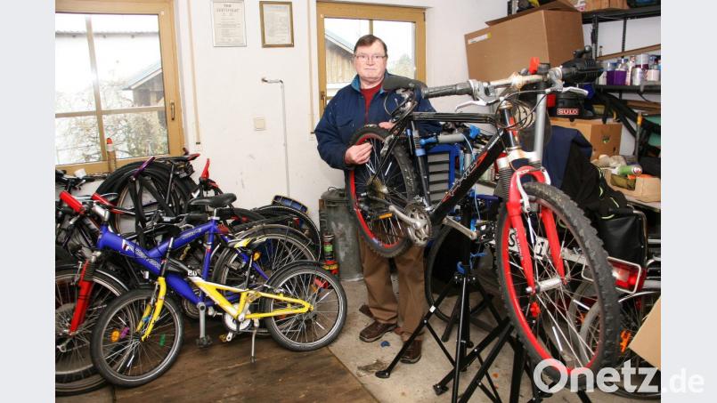 Viel Zeit wendet Ewald Oppl auch als „Fahrrad-Doktor“ auf, um damit Kinder mobil zu machen. Bild: wro