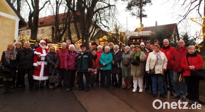 Beeindruckt ist die fast 40-köpfige Speichersdorfer Gruppe mit Franz Schmidt als Organisator (Dritter von links) vom historischen und romantischen Weihnachtsmarkt auf Schloss Guteneck, dessen Weihnachtsmann die oberfränkischen Besucher begrüßt. Bild: Brendel, Hubert (BR)