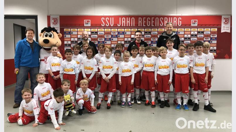 Die F- Jugend des TUS Kastl und die E-Jugend des SV Illschwang/Schwend, gemeinsam mit den Betreuern (von links) Daniel Fasold, Michael Hufnagel, Elmar Halk und Mathias Wenkmann unmittelbar vor dem Einlauf in die Continental Arena. Bild: no