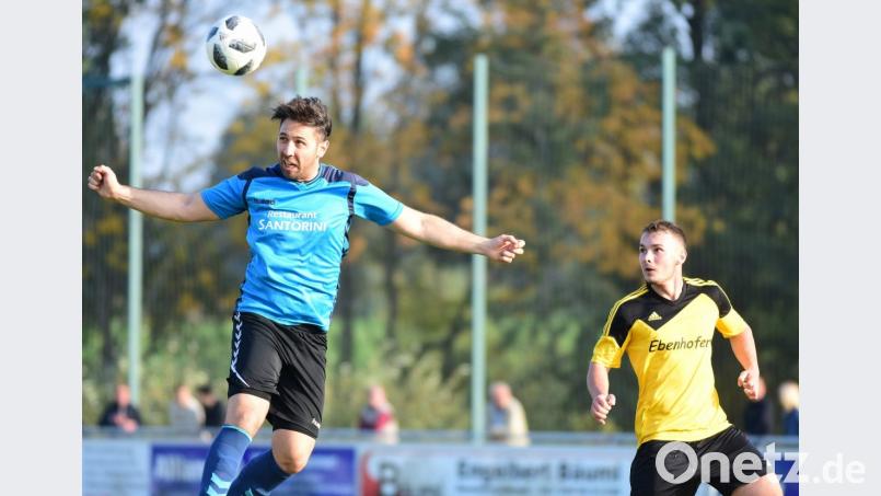 Zur Winterpause haben der SV Poppenreuth und der FC Tirschenreuth völlig unterschiedliche Ausgangspositionen in der Fußball-Bezirksliga Ost. Während die Poppenreuther noch in Richtung Spitzenplatz schielen dürfen, muss sich der FC für den Abstiegskampf in der Frühjahrsrunde wappnen. Im direkten Vergleich zwischen beiden Vereinen gab es im Oktober ein 1:1. In dieser Szene klärte der Tirschenreuther Emre Taskiran (links) vor Josef Kotrba (SVP). Bild: Schrems