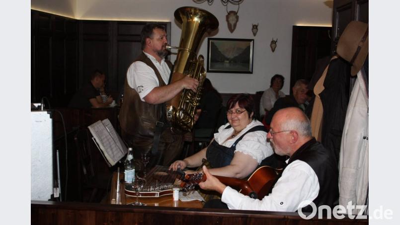 Die „Blechernen Sait’n“ spielen im Gasthaus „Zum Sorgenfrei“ in Regensburg zünftig auf. Bild: Bild: privat