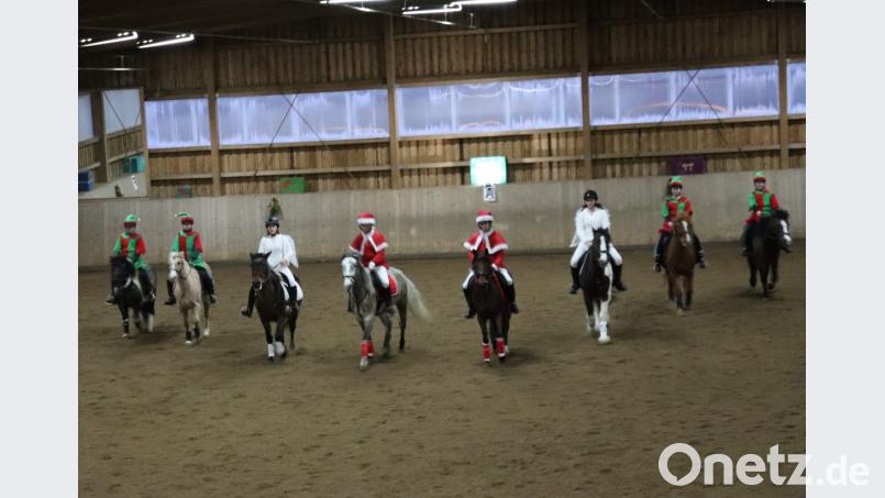 In weihnachtlichen Outfits gestalteten die Reiterinnen die Ponyquadrille beim Weihnachtsreiten. Bild: Susanne Forster