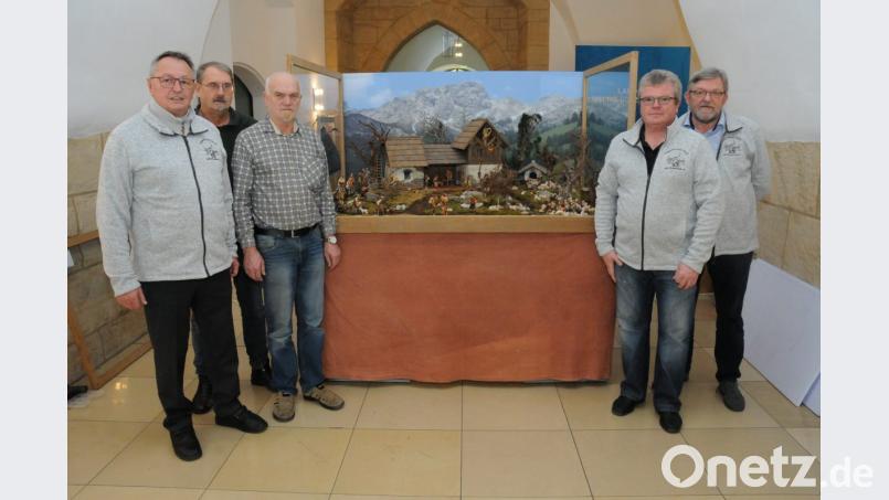 Einen Tag lang haben die Vilsecker ihre Krippe im Foyer des Landratsamts aufgebaut. Bild: Michael Schröter