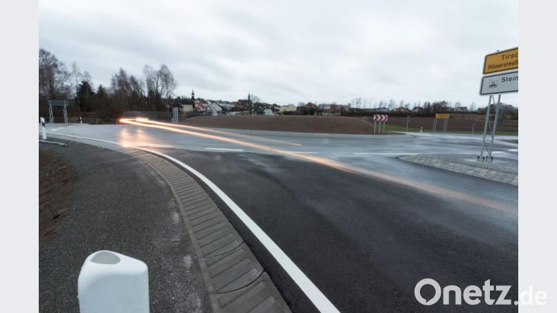 Bürger traten mit der Bitte an einige Markträte heran, am Kreisverkehr ein Autobahn-Hinweisschild anstatt Richtung Ortschaft in Richtung Schönficht anzubringen. Bild: dtr