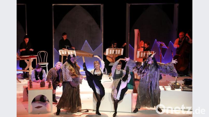 „Stille Nacht“ ist ein Weihnachtslied, das um die Welt geht. Als Musical weckt es bei einigen Besuchern des Stadttheaters wohl falsche Erwartungen. Bild: Wolfgang Steinbacher
