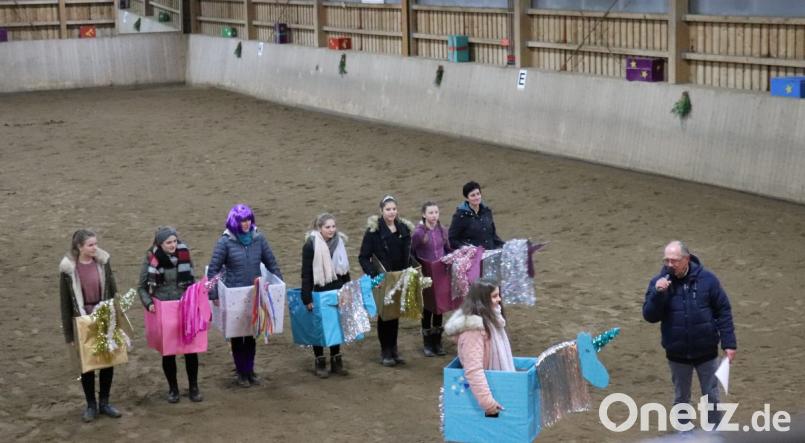 Bei der Einhornversteigerung können die Eltern die selbst gebastelten Pappkartons als Geschenk für ihre Kinder ersteigern. Zweiter Vorsitzender Hans Kopatsch fungierte als Auktionator und trieb die Gebote in die Höhe. Bild: Susanne Forster