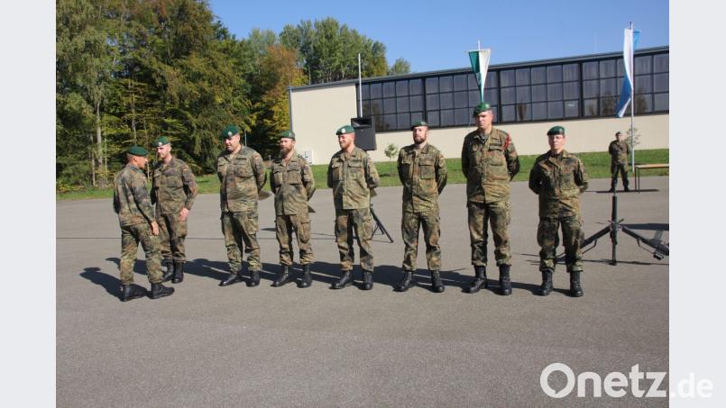 Für hervorragende Leistungen erhielten diese sieben Soldaten vom Kommandeur „Förmliche Anerkennungen“. Bild: frd