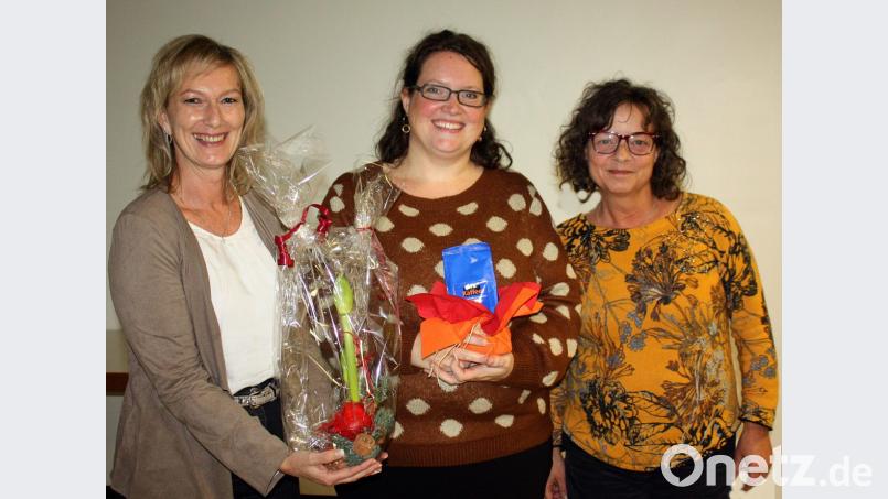 Die Referentin Corinna Ferst (Mitte) erhält von Edith Weinhart (links) und Christine Hüttner einen Blumengruß. Bild: R. Kreuzer