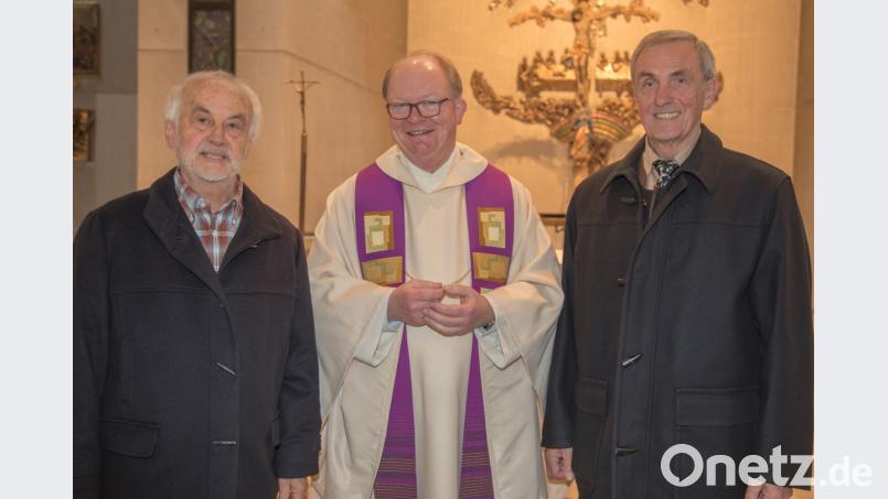 Pfarrer Wolfgang Bauer (Mitte) würdigt in seiner Ansprache die Verdienste von Klaus Pleyer (links) und Josef Roggenhofer (rechts). Bild: hbe