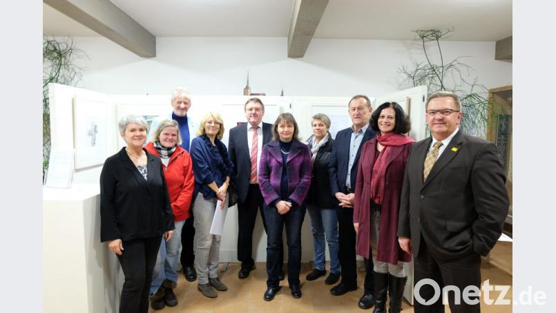 Das Bild zeigt die Eröffnung der Ausstellung in Vilseck mit den Bezirksräten Martin Preuß (rechts) und Richard Gaßner, Kulturreferent des Bezirkstags der Oberpfalz (Dritter von rechts), sowie Elke Steinberger von der Katholischen Jugendfürsorge (Zweite von rechts), Vilsecks Bürgermeister Hans Martin Schertl (Vierter von links) und Organisatorin Ursula Wohlfeld (Bezirk Oberpfalz; Fünfte von rechts). Bild: Stefanie Gradl