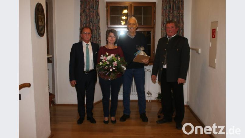 Norbert Höfer (Zweiter von rechts) verlässt den Stadtrat. Bürgermeister Werner Walberer (links) dankt ihm und seiner Frau Conny. Josef Fütterer (rechts) ist Höfers Nachfolger. Bild: sne