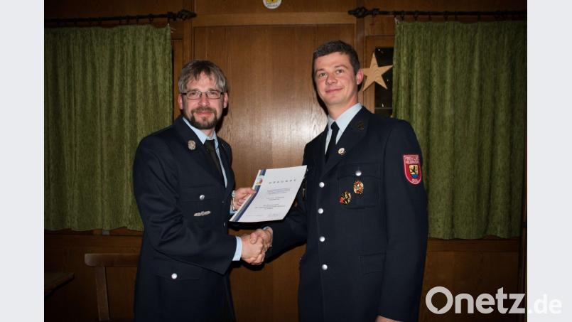 Für seine langjährige Tätigkeit als Jugendwart der Feuerwehr Sigl und seit März als stellvertretender Gemeindejugendwart wurde Florian Trummer (rechts) von der Feuerwehr-Landkreisführung für die Ehrennadel der Jugendfeuerwehr Bayern in Silber vorgeschlagen und vom Landesfeuerwehrverband ausgezeichnet. Bild: mlg