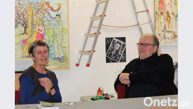 Als sie klein war, wusste sich nicht, dass sie nur einen Stadtteil verlässt. Gisela Bender erzählt Moderator Stefan Voit über das Flüggewerden und warum der literarische Reiseführer jetzt eine große Rolle spielt. Bild: Dagmar Williamson