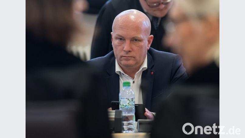 Der suspendierte Regensburger Oberbürgermeister Joachim Wolbergs (SPD) wartet am Montag im Prozesssaal. Im laufenden Korruptionsprozess geht es um Vorteilsannahme und -gewährung sowie Parteispenden. Bild: Peter Kneffel/dpa