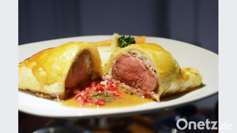 Zartrosa und saftig ist das Rehfilet im Blätterteigmantel. In die Sauce kommen Trüffel und Granatapfelkerne. Bild: Gabi Schönberger