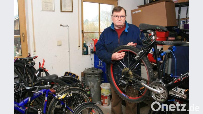 Man kennt ihn als Nikolaus. Ewald Oppl ist aber auch ein sehr guter Handwerker. Bild: wro