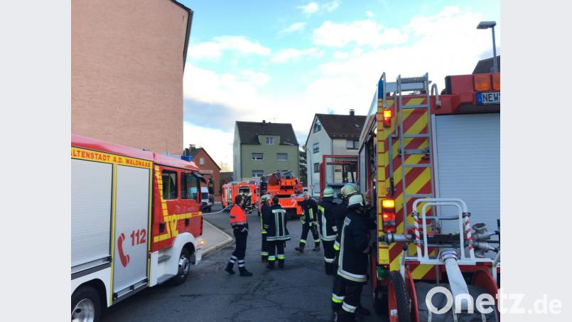 In der Straße Am Alten Dorf brannte es. Ein Mehrfamilienhaus sollte gar evakuiert werden, weil eine Küchenzeile qualmte. Die Feuerwehr konnte den Brand aber schnell löschen. Bild: Gabi Schönberger