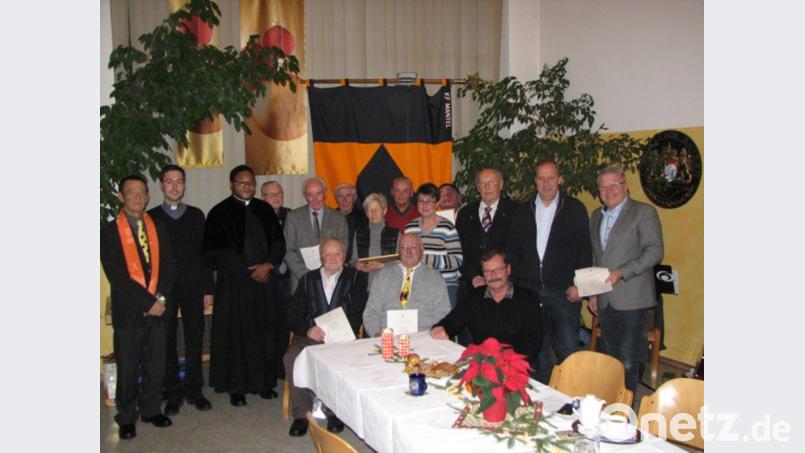 Vorsitzender Georg Schlehuber (links) übergab Spenden an Pfarrer Stephan Rödl (Zweiter von links) und Pfarrvikar Dr. Bruno (Dritter von links) und ehrte langjährige Mitglieder der Kolpingsfamilie Mantel. Bild: knh