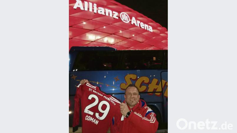 Marcus Fritsch mit dem Trikot von Kingsley Coman. Bild: exb