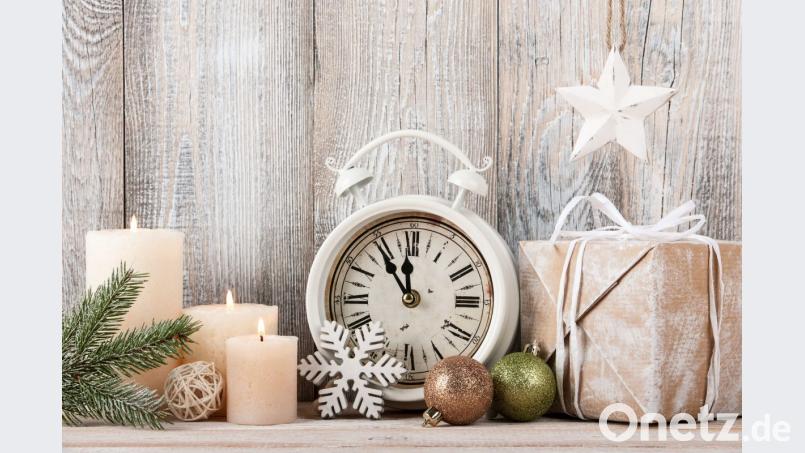 Statt irgendwelche unnütze Dinge unter den Christbaum zu legen, sollten Sie sich für ein Zeit-Geschenk entscheiden. Bild: ffphoto – stock.adobe.com