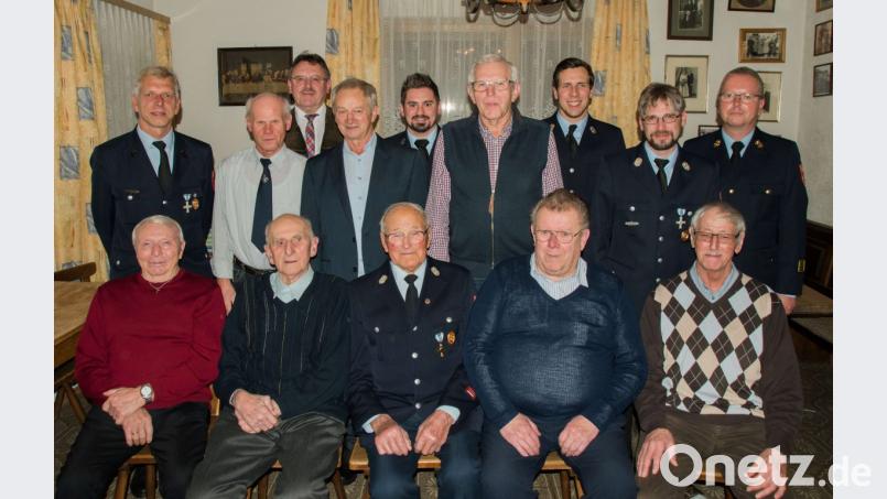 Ein Verein steht und fällt mit seinen Mitgliedern: 1. Vorsitzender Rudolf Ernst (stehend links) dankt den langjährigen Mitgliedern, welche die Feuerwehr Sigl zu dem gemacht hätten, was sie heute ist: (Sitzend von links) Josef Graf, Heinrich Paulus, Karl Merkl, Ludwig Graf, Christian Merkl. Stehend von links: Vorsitzender Rudolf Ernst, Georg Bauer, Bürgermeister Hans-Martin Schertl, Franz Schertl, 2. Vorsitzender Michael Lang, Konrad Gebhard, 2. Kommandant Florian Ringer, 1. Kommandant Stefan Schertl, Kreisbrandinspektor Christof Strobl. Bild: mlg