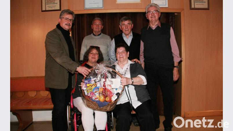 Erna Schlicht (sitzend rechts) feiert zusammen mit ihren Geschwistern 80. Geburtstag. Im Namen der Gemeinde Fuchsmühl gratuliert Bürgermeister Wolfgang Braun (links). Bild: wro