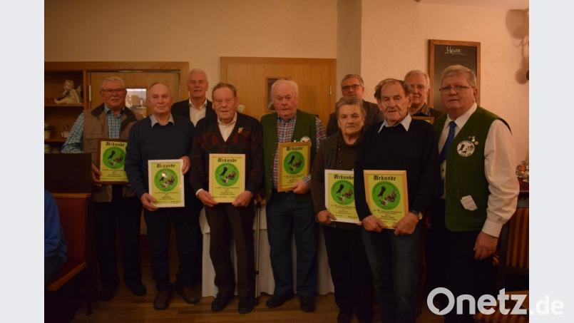 Der Geflügelzuchtverein zählt in seinen Reihen 14 Mitglieder, die seit 50 Jahren und mehr dem Verein die Treue halten. Dazu gratulierten Landratstellvertreter Arnold Kimmerl (Dritter von links), Schirmherr, Bürgermeister Richard Tischler (Vierter von rechts) und Vorsitzender Johann Kiener (rechts). Bild: bnr