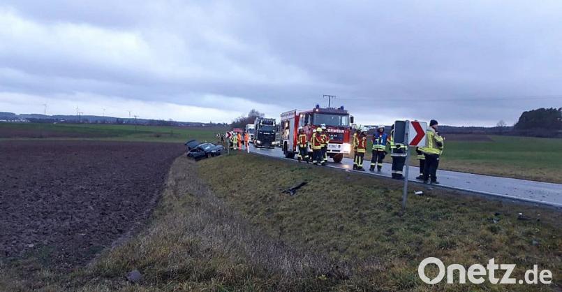 Am Dienstagmorgen kracht bei Speichersdorf eine 40-Jährige mit ihrem Pkw aus bisher ungeklärter Ursache in einer langgezogenen Rechtskurve in das entgegenkommende Auto einer 23-Jährigen. Beide Frauen werden dabei schwer verletzt. Bild: jma