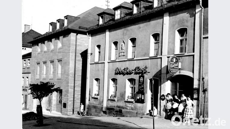 Der Gasthof &quot;Weißes Roß&quot; am Stadtberg in früheren Jahren. Einige Eschenbacher Mädchen gönnen sich zusammen mit einer Bedienung des Gasthofs „Weißes Roß“ bei herrlichem Sonnenschein eine Verschnaufpause, bevor sie wieder an ihren Arbeitsplatz zurückkehren. Bild: hev