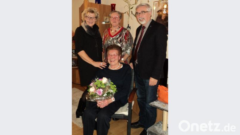Helli Ott (sitzend) feierte 80. Geburtstag. Neben Tochter Birgit (links) gratulierten Bürgermeister Manfred Rodde (rechts) und Pfarrerin Heidi Gentzwein. Bild: ksi