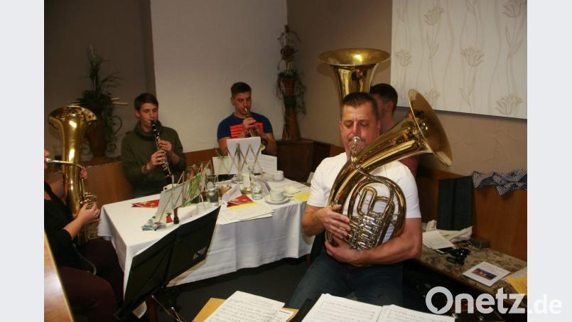 Für die vorweihnachtliche Stimmung sorgt Michael Ponader (rechts) mit seiner Familie. Bild: wro