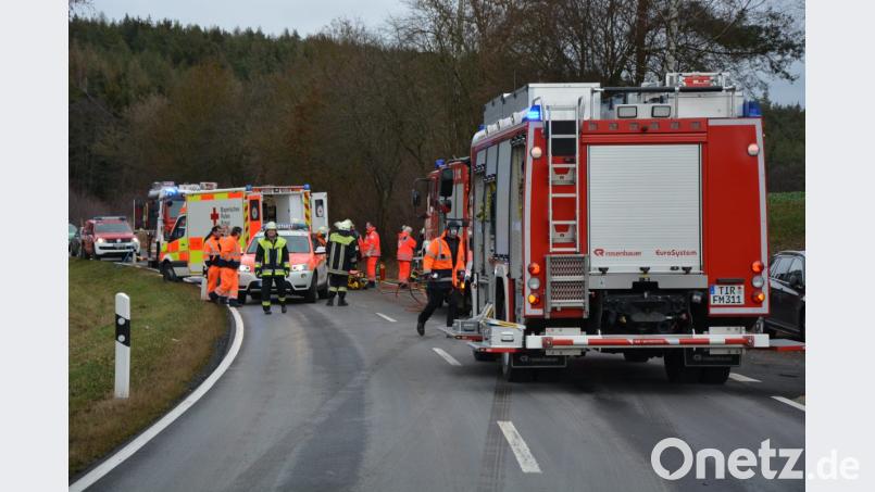 Der verletzte Fahrer musste mittels Rettungsspreizer aus seinem demolierten Fahrzeug herausgeschnitten werden. Bild: jr