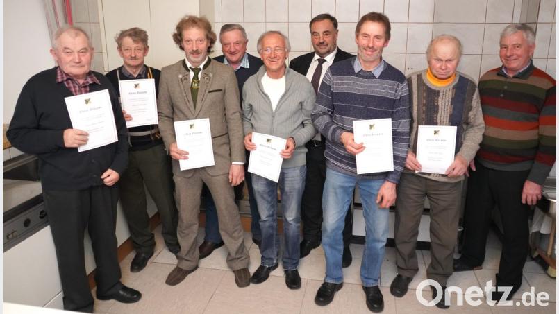 Die geeherten Tell-Schützen Spielberg (von links): Alfred Grötsch, Andreas Käs, Johann Leipold, Albert Völkl, Josef Feiler, Bürgermeister Josef Beimler, Josef Meckl, Alois Puff und Reinhold Feiler. Bild: fvo