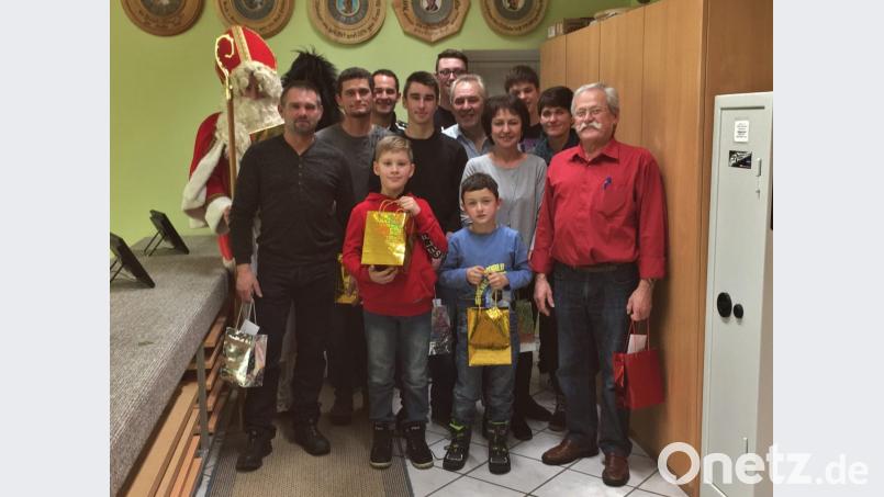 Am Nikolausschießen der Eichelbachschützen Weihern-Stein nahmen heuer knapp 40 Schützen teil. In der Jugendklasse siegte Felix Mayer, in der Schützen- bis Seniorenklasse Martin Mayer jun. Dazu gratulierte Schützenmeister Reinhard Reis. Bild: slh