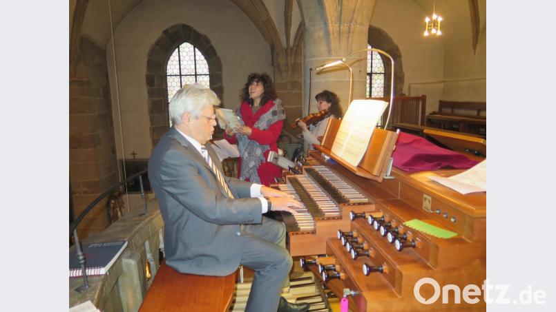 Josef Zaglmann begleitet die Sängerin Viola Fabretti und die Geigerin Vlada Lehner auf der Sandtner Orgel. Bild: jzk