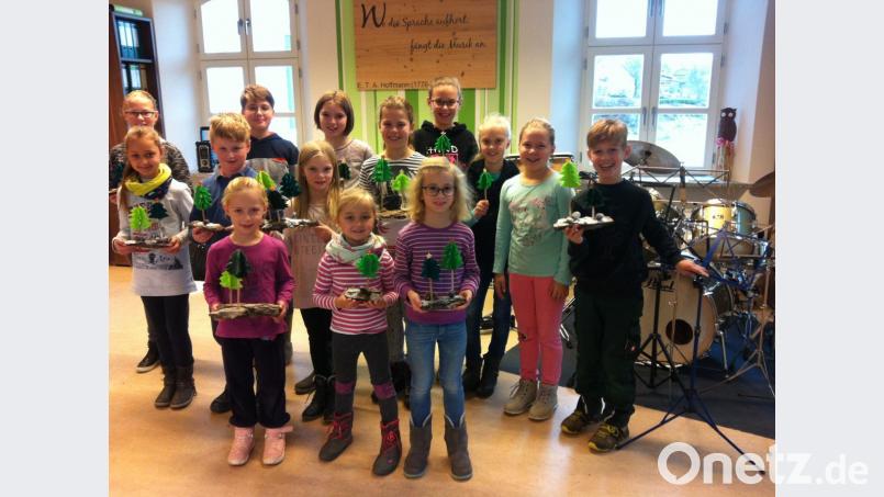 Die Kinder der Bläserklasse Teunz bastelten ein Tannenbaum-Arrangement im Probenraum. Bild: exb