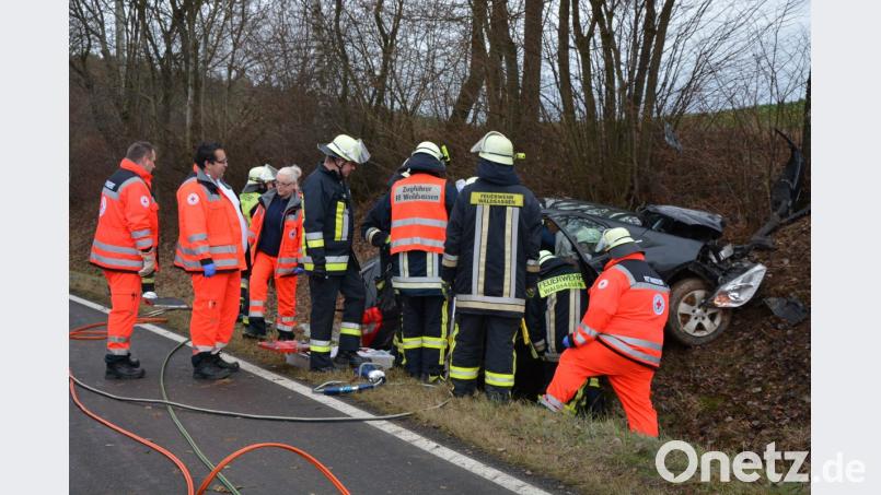 Der verletzte Fahrer musste mittels Rettungsspreizer aus seinem demolierten Fahrzeug herausgeschnitten werden. Bild: jr