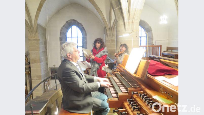 Josef Zaglmann begleitet die Sängerin Viola Fabretti und die Geigerin Vlada Lehner auf der Sandtner Orgel. Bild: jzk