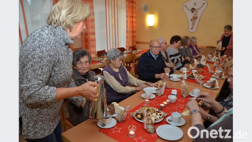 Gerne lassen sich die Senioren aus Waldau von den Frauenbundmitgliedern zu Punsch, Kaffee und weihnachtlichem Gebäck einladen. Bild: dob