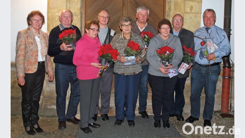 Mit Bürgermeister Markus Dollacker (rechts) und Pfarrer Hermann Sturm (Vierter von links) gratulierte OGV-Vorsitzende Renate Kastl (links) den Preisträgern, die mit Blumen und Gutscheinen ausgezeichnet wurden. Bild: sön