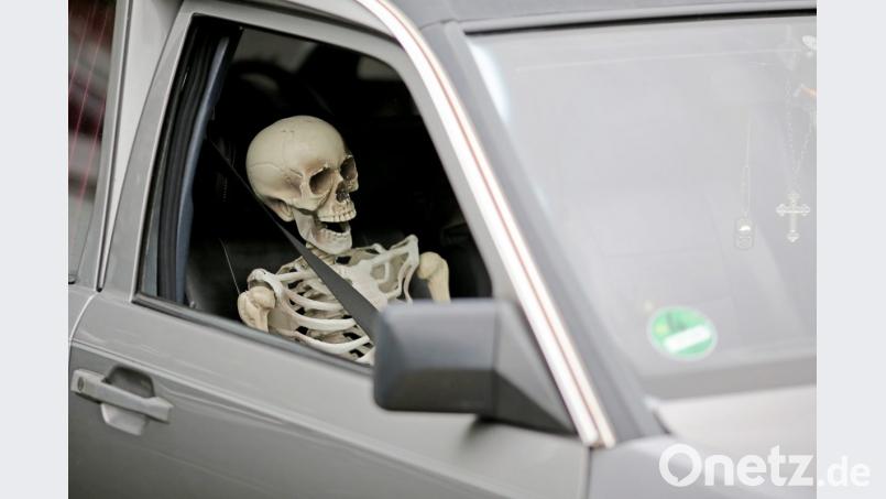 Der Einbrecher hat unter anderem ein Deko-Skelett entwendet. Bild: Jan Woitas/dpa