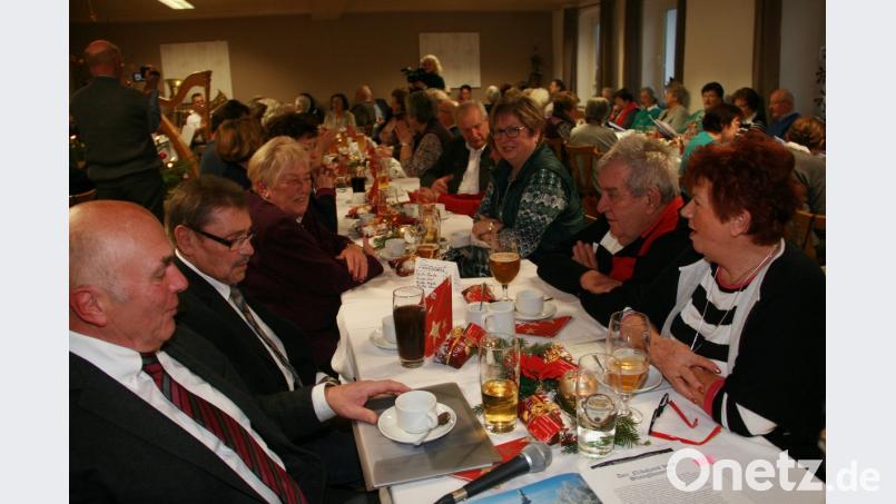 Weihnachtslieder stimmen auch Gerhard Weber und zweiter Bürgermeister Karl Busch (von links) an. Gesanglich wird der Chor von Carmen Altermann (rechts) und dritter Bürgermeisterin Gisela Kastner (Dritte von rechts) unterstützt. Bild: wro
