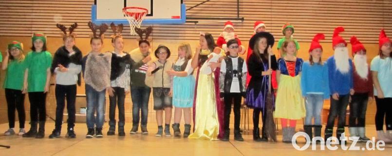 "Deutschland sucht den Weihnachtsmann" ist einer der Höhepunkte bei der Weihnachtsfeier der Grundschule in der Mehrzweckhalle. Bild: mez
