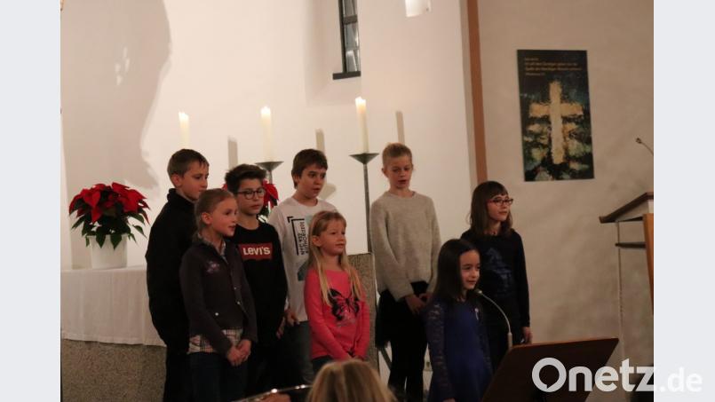 Alexia Nagiba singt &quot;Eine ganz normale Nacht&quot; mit Unterstützung von Nachwuchssängern. Bild: Susanne Forster