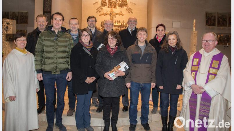 Pfarrer Wolfgang Bauer stellt den Gottesdienstbesuchern das neu gewählte Gremium vor
Von links: Elisabeth Harlander (Gemeindereferentin), Werner Koller, Michael Mäschl, Peter Wirth, Barbara Schönberger, Harald Pfitzner, Hans Graf, Christa Schillinger, Alois Schwanzl, Stefan Franz, Ingrid Blödt (PGR-Sprecherin), Johanna Sarnowski, Pfarrer Wolfgang Bauer. Bild: hbe