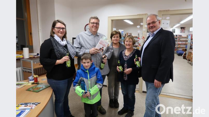 Mit einer Spende von 300 Euro und einem signierten Buch überrascht Reinhard Stummreiter (Zweiter von links) zusammen mit Ehefrau Evi und Sohn Leon (links) Bürgermeister Gottfried Härtl und das Büchereiteam Monika Seidel und Gabi Härtl (von rechts). Bild: bsc