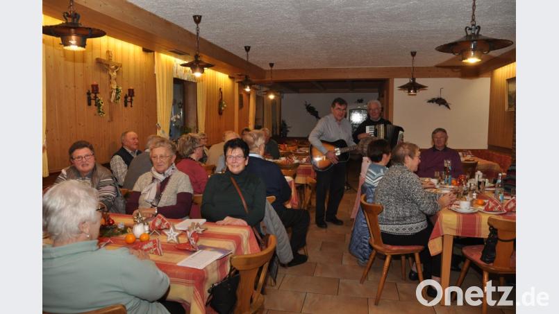 Norbert Puff (links) und Ludwig Putzer (rechts) stimmen die Senioren musikalisch auf die Adventszeit ein. Bild: dob