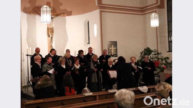 Der Kirchenchor Mitterteich-Tirschenreuth singt für die Gäste. Bild: Susanne Forster