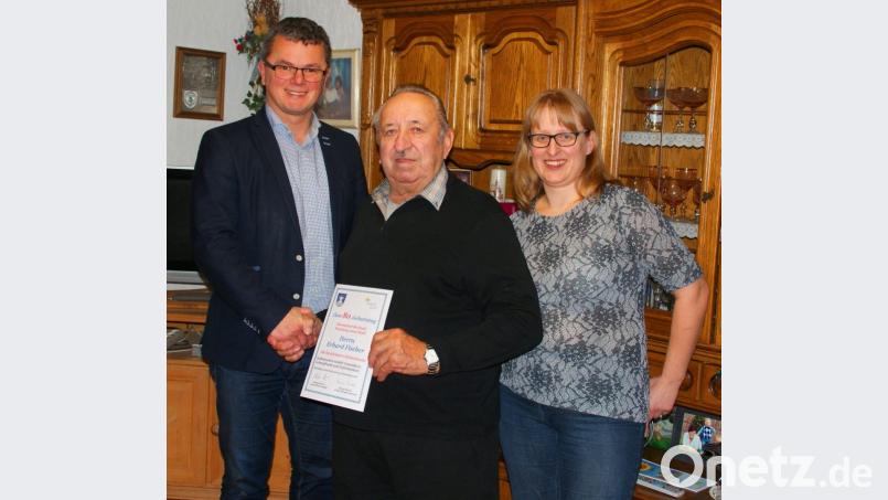 Bürgermeister Martin Birner und Tochter Erika gratulierten Erhard Fischer (Mitte) zum Geburtstag. Bild: agr